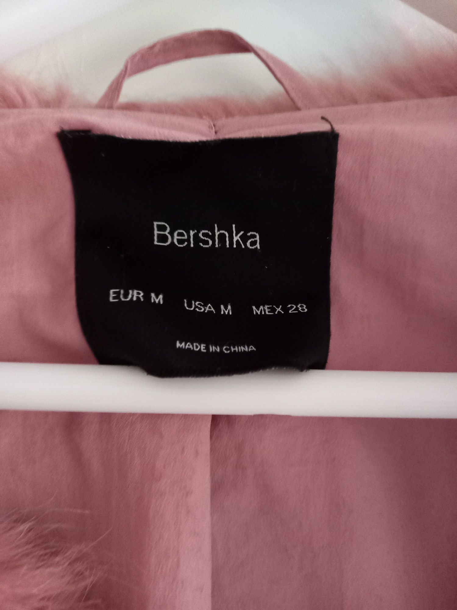 Różowe futerko marki Bershka