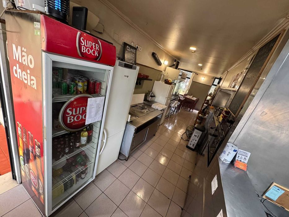 Restaurente churrasqueira em pleno funcionamento com baixa renda