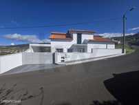Moradia T5 Restaurada na Calheta – Dois Apartamentos Independentes com