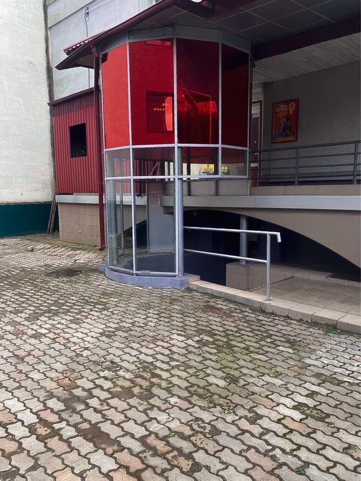 Оренда комерційного приміщення з літнім майданчиком