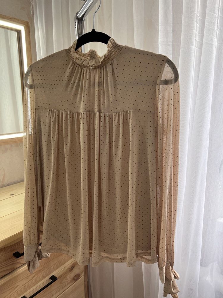 Блуза бежевого кольору в горошок від Mohito