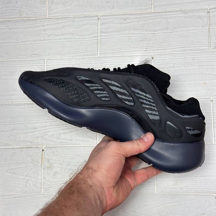 Чоловічі кросівки adidas yeezy 700v3