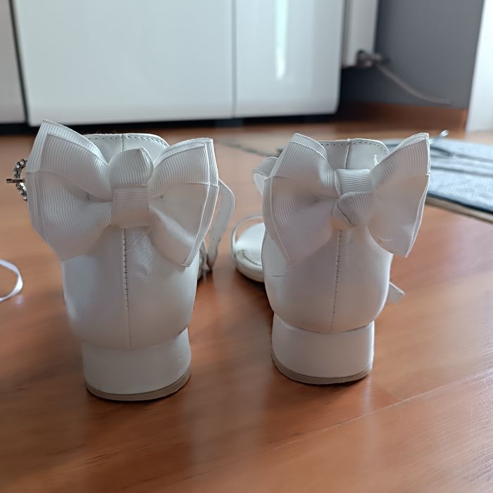 Sandałki białe r.34