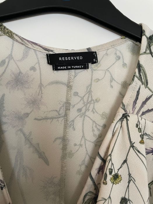 Sukienka Reserved w kwiaty z falbankami