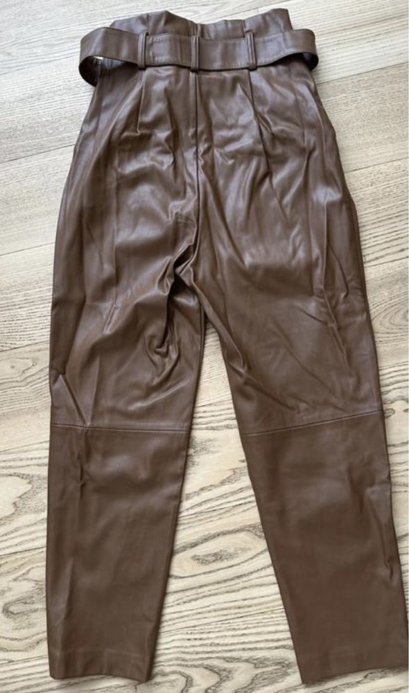 Шкіряні штани коричневого кольору бренд stradivarius хс-с