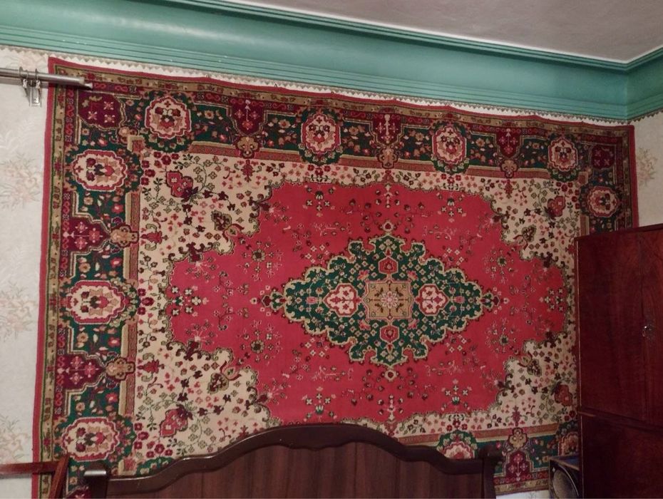 Ковер на стенку красный