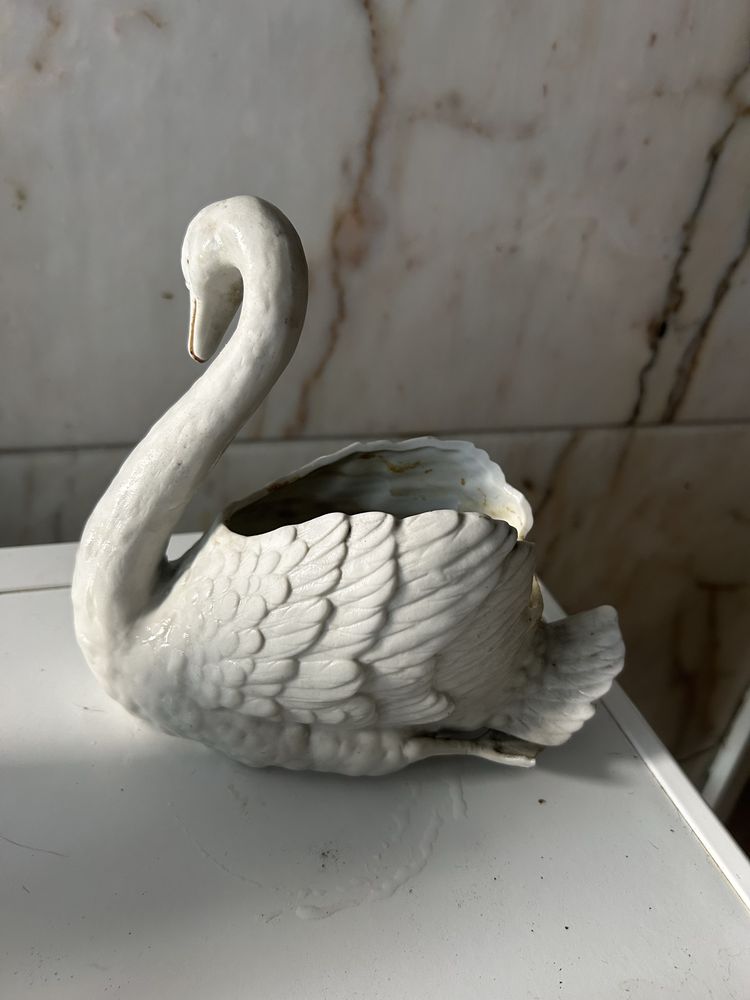Cisne em porcelana