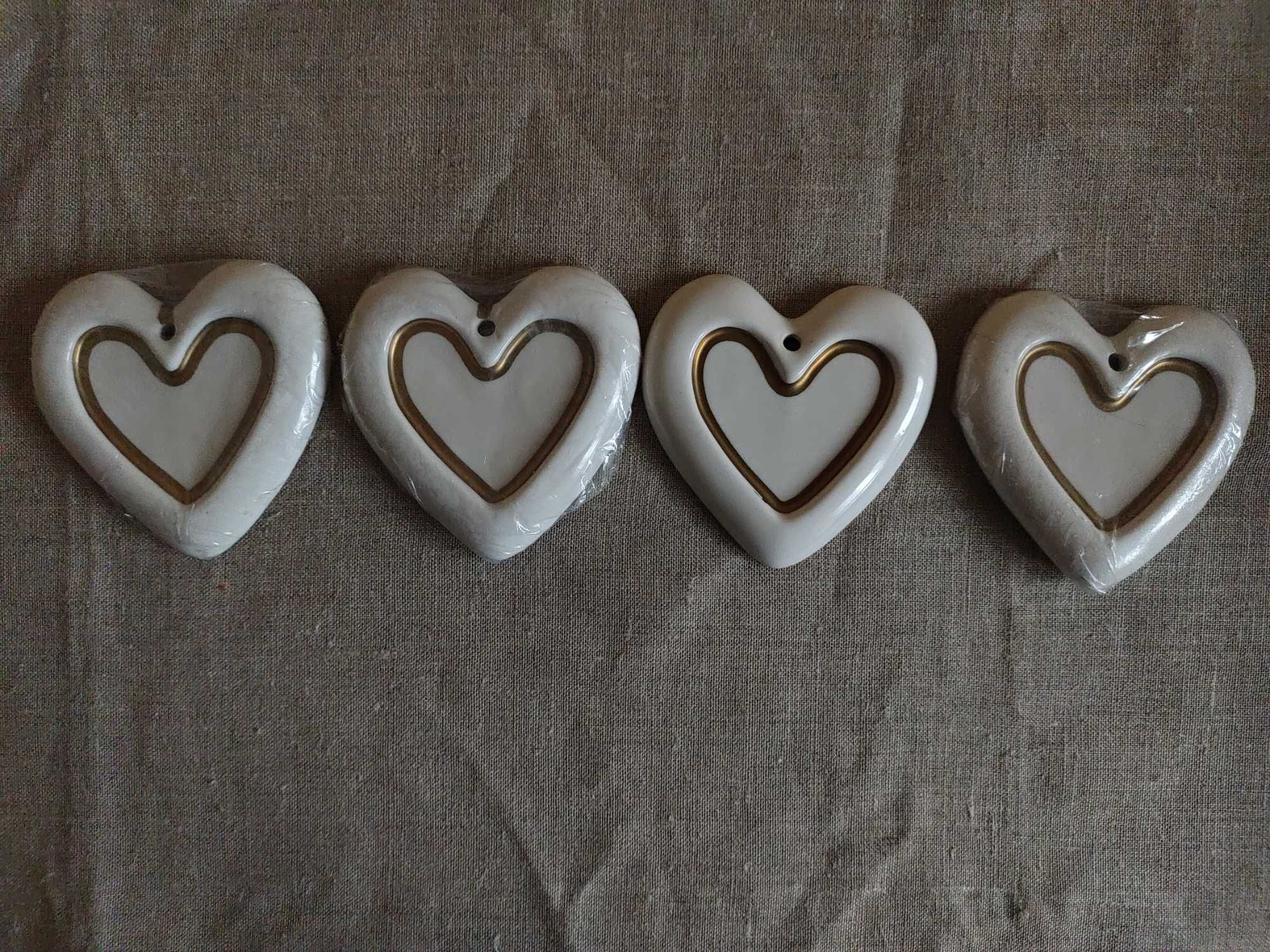 Cztery porcelanowe serca - zawieszka na ścianę