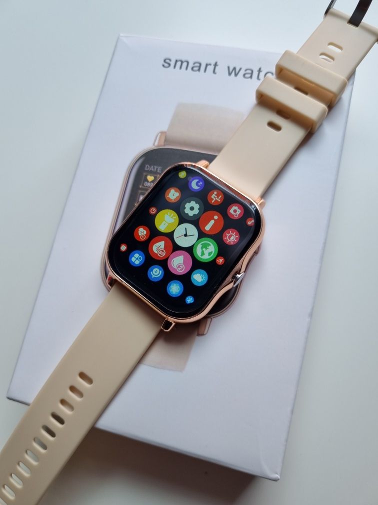 Smartwatch ma beżowym pasku