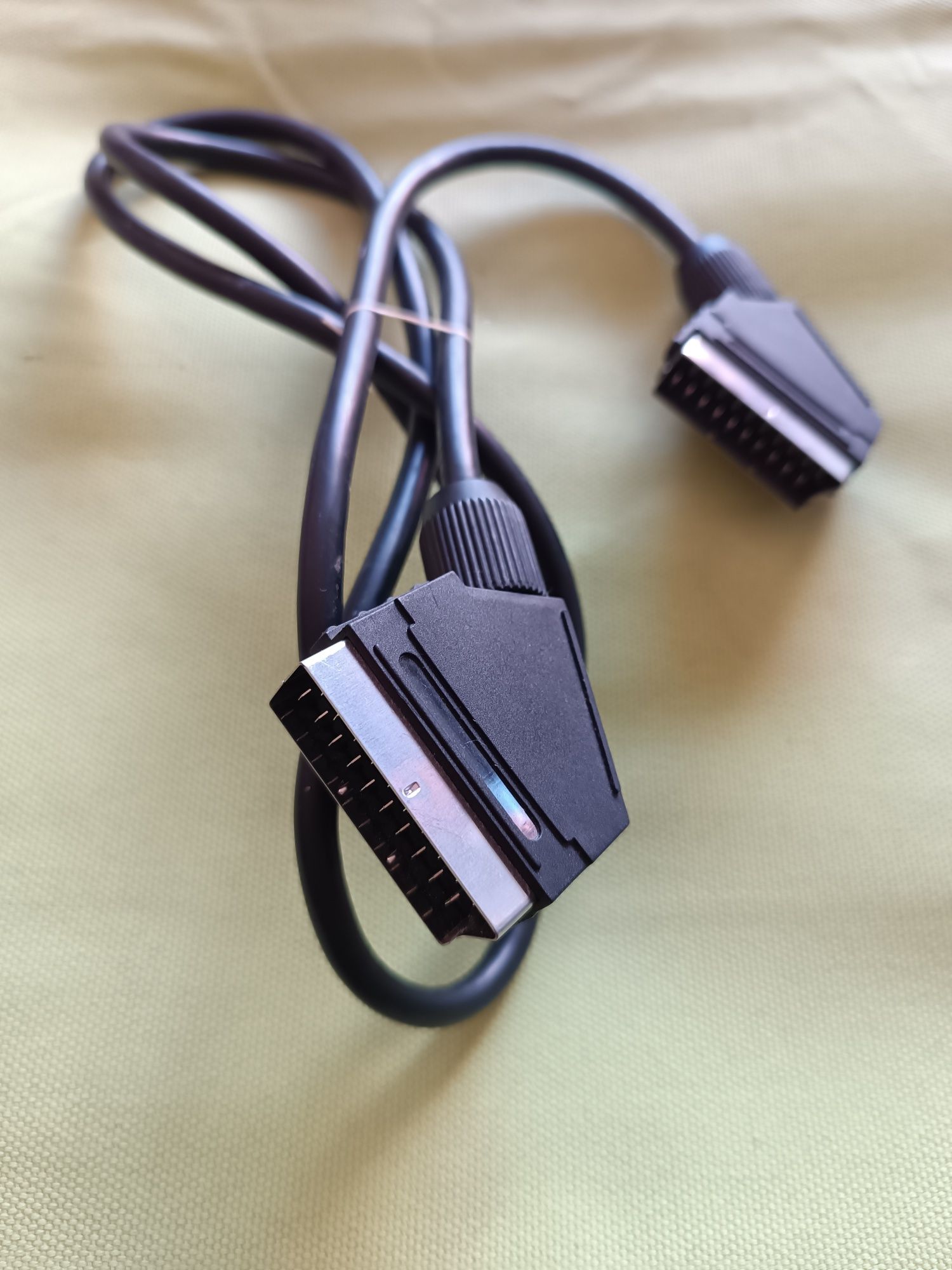 Vários cabos scart ,carregador, auriculares