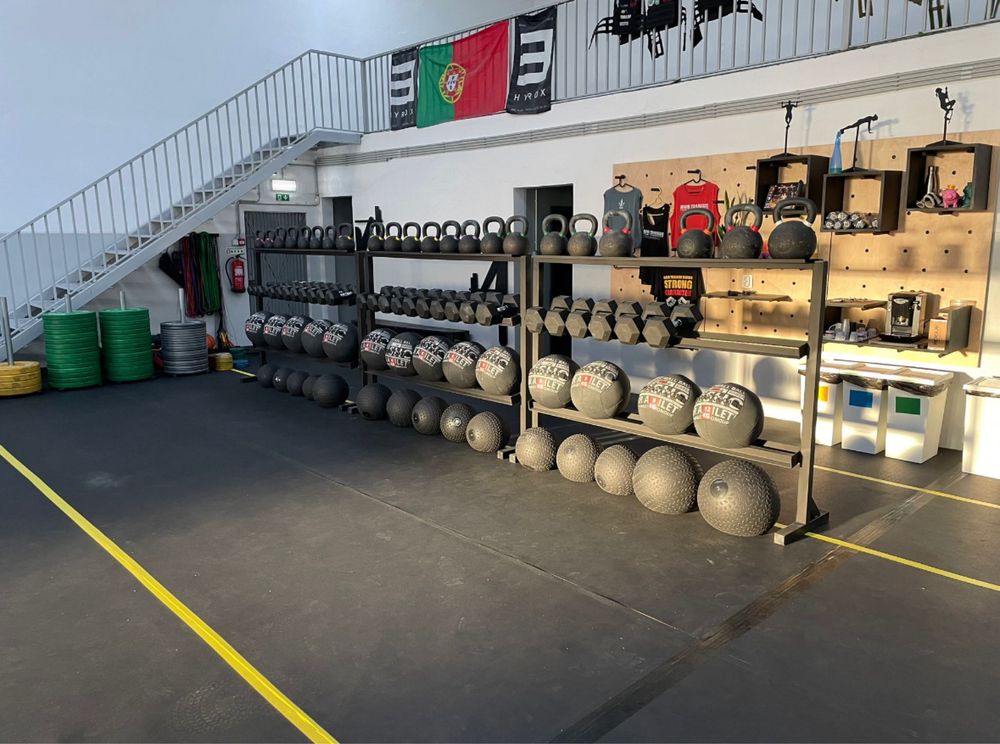 Suportes de halteres, bumpers e kettlebells