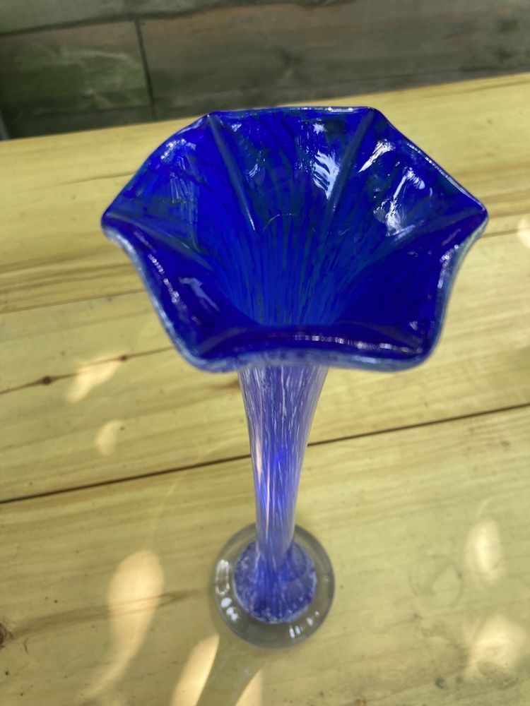 Stary szklany niebieski wazonik