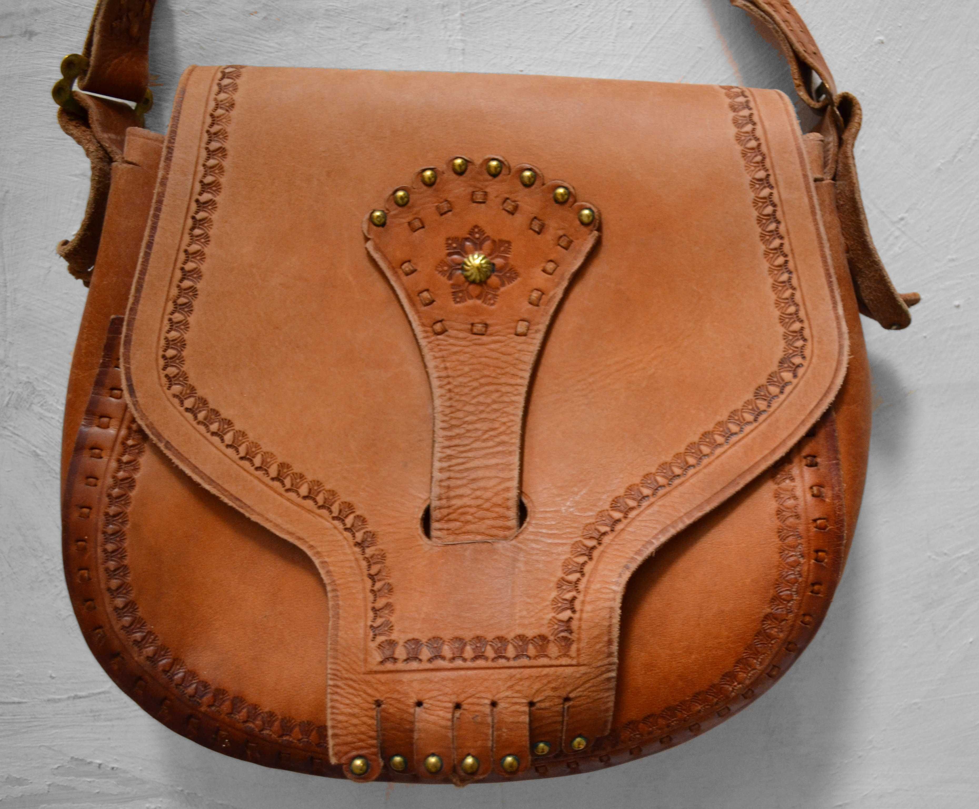 camelowa skórzana torebka na pasku boho vintage hippie