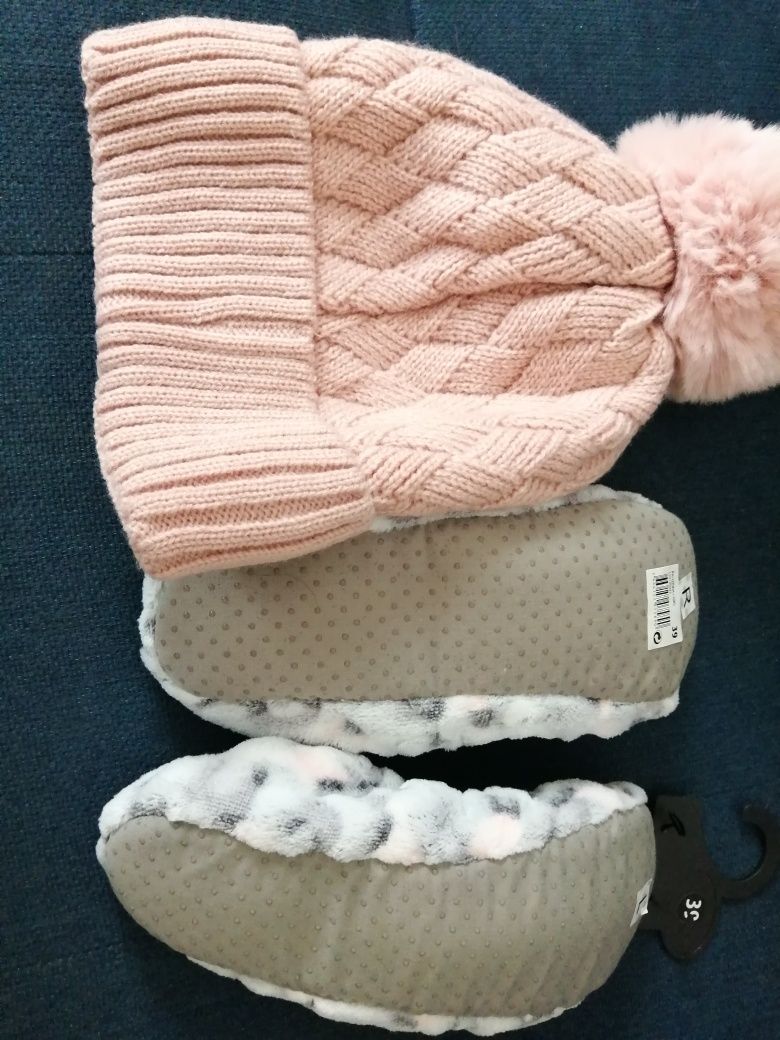 Gorro e pantufas de criança / mulher  	Novos. Ainda com etiqueta!