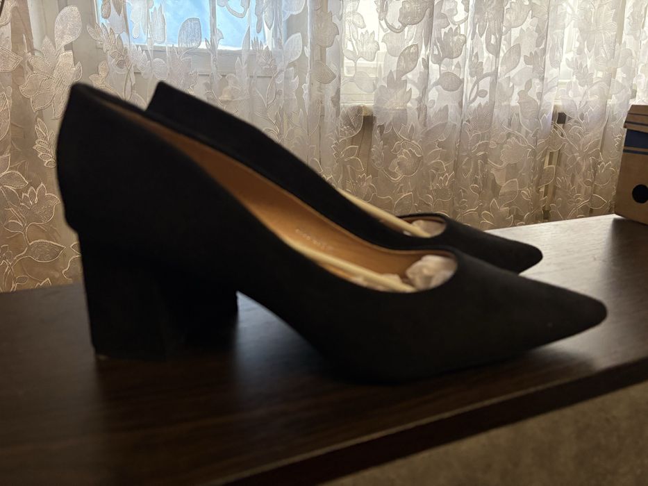 Продам замшеві туфлі