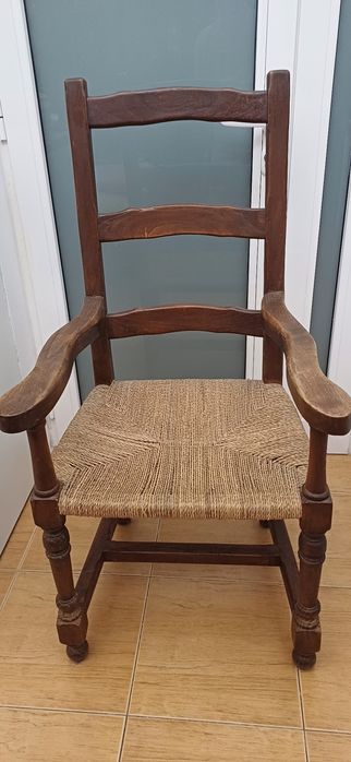 Cadeiras em fundo palha