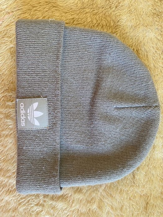 Gorro adidas cinze