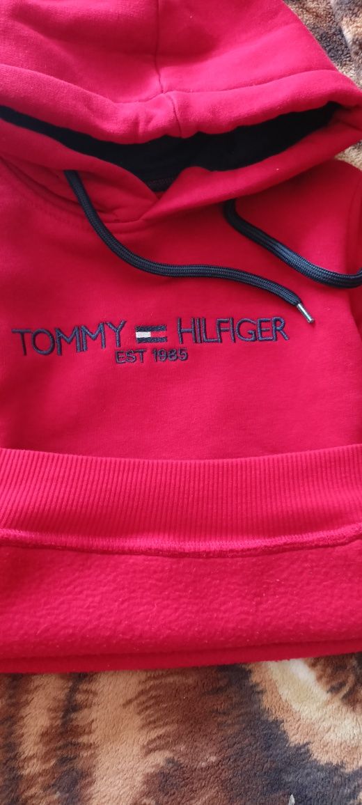 Dres Tommy Hilfiger czerwony dla chłopca 98-104