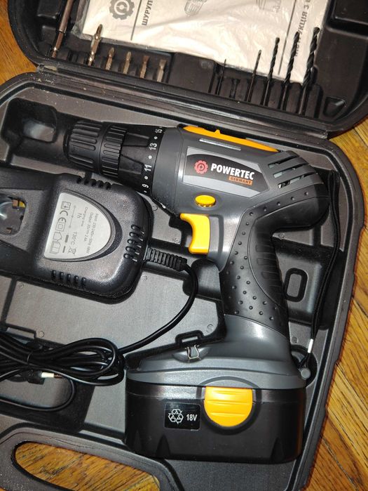 Шуруповерт  Powertec в кейсе с набором бит и свёрл