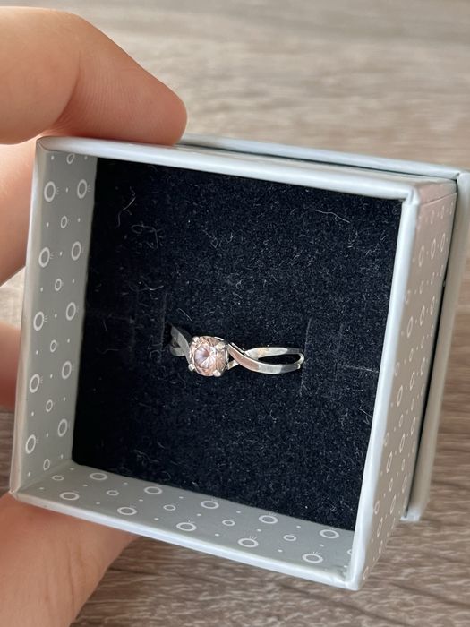 Срібна каблучка з рожевим фіанітом 16 розмір