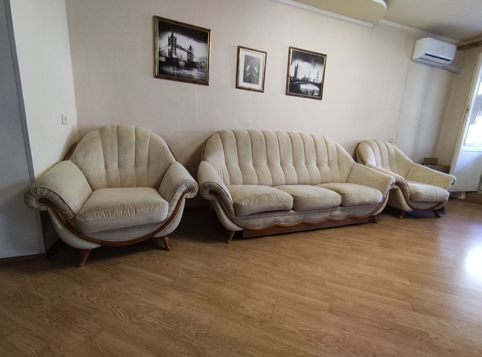 Диван і крісла у вітальню