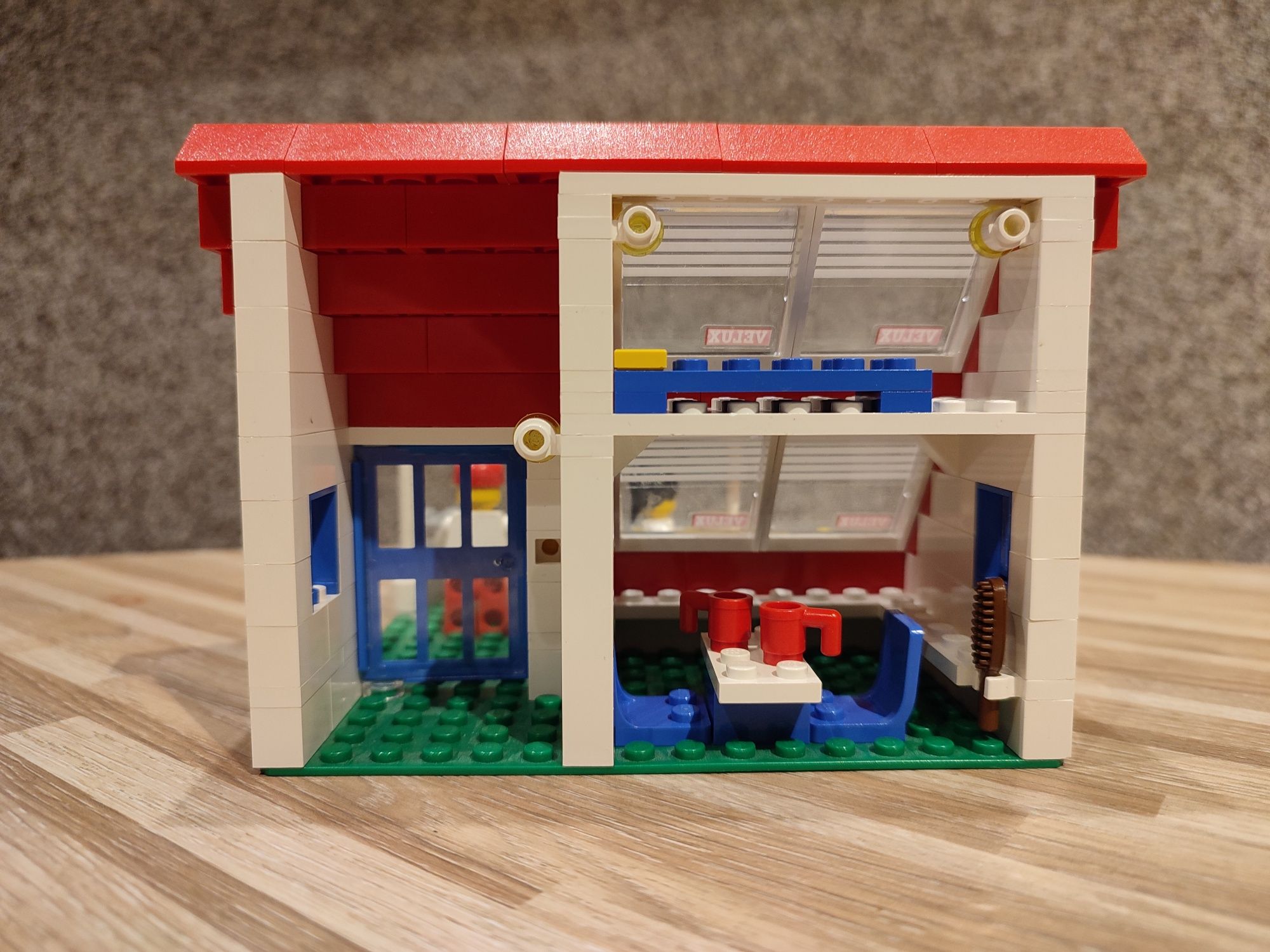 LEGO System 1854 Dom z oknami dachowymi Velux
