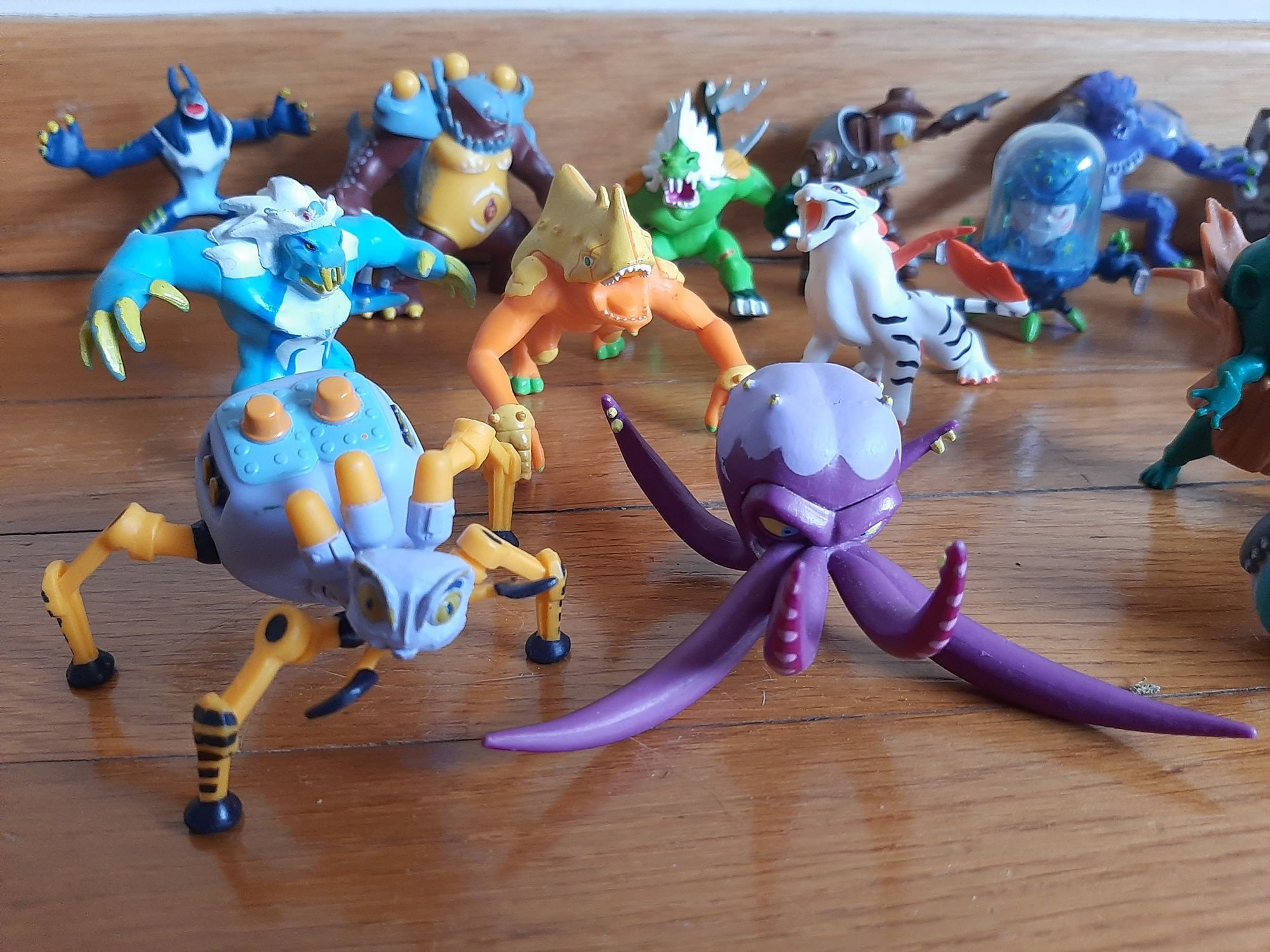 Diversas figuras Invizimals