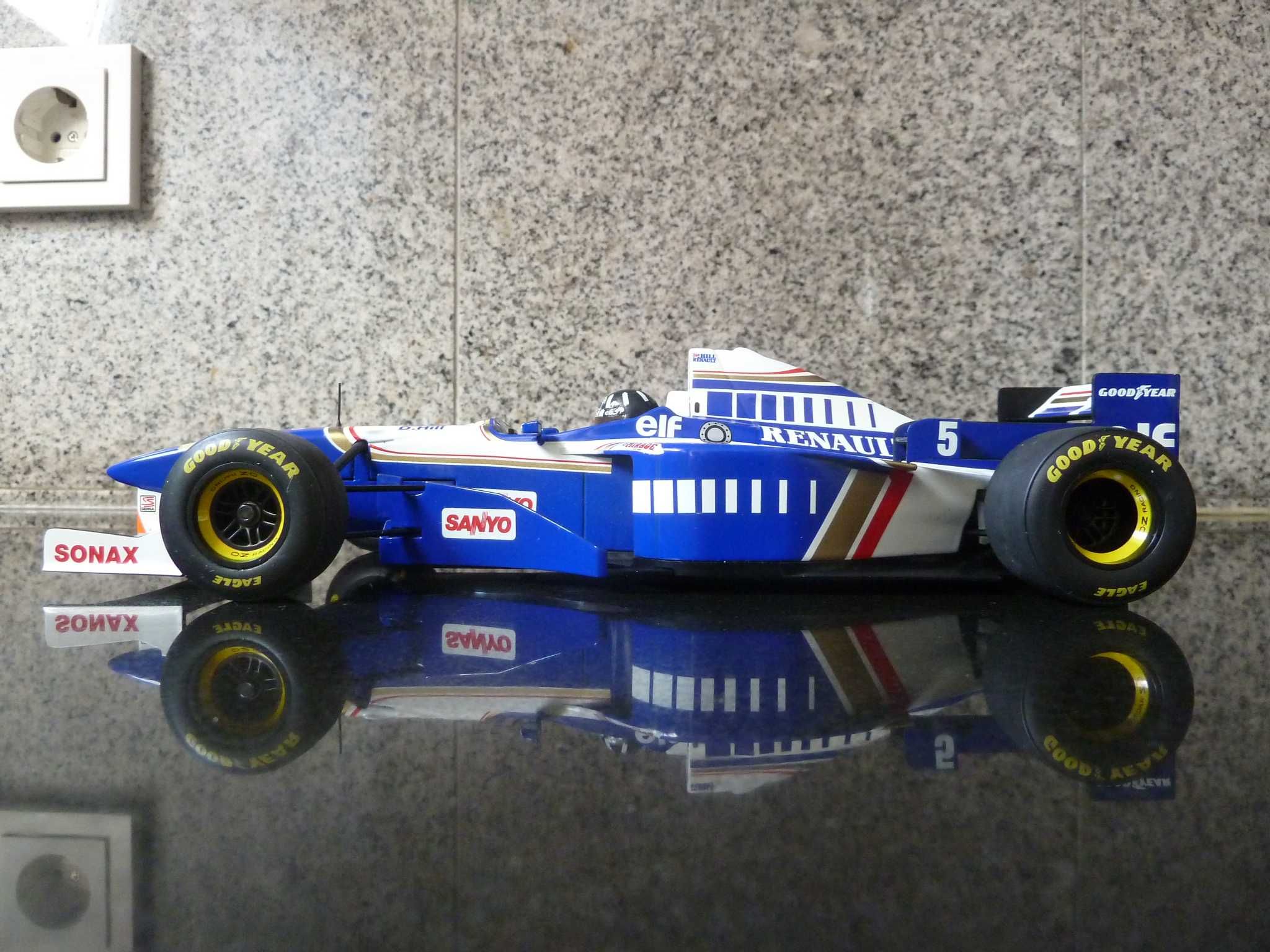 1:18 Minichamps, Williams Renault FW18, D. Hill, AutoArt