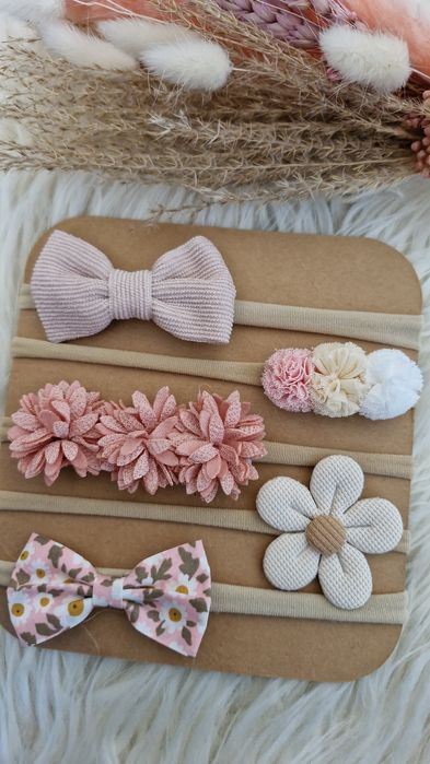 Opaski bezuciskowe pastelowe beżowe pompony kwiaty kokardka