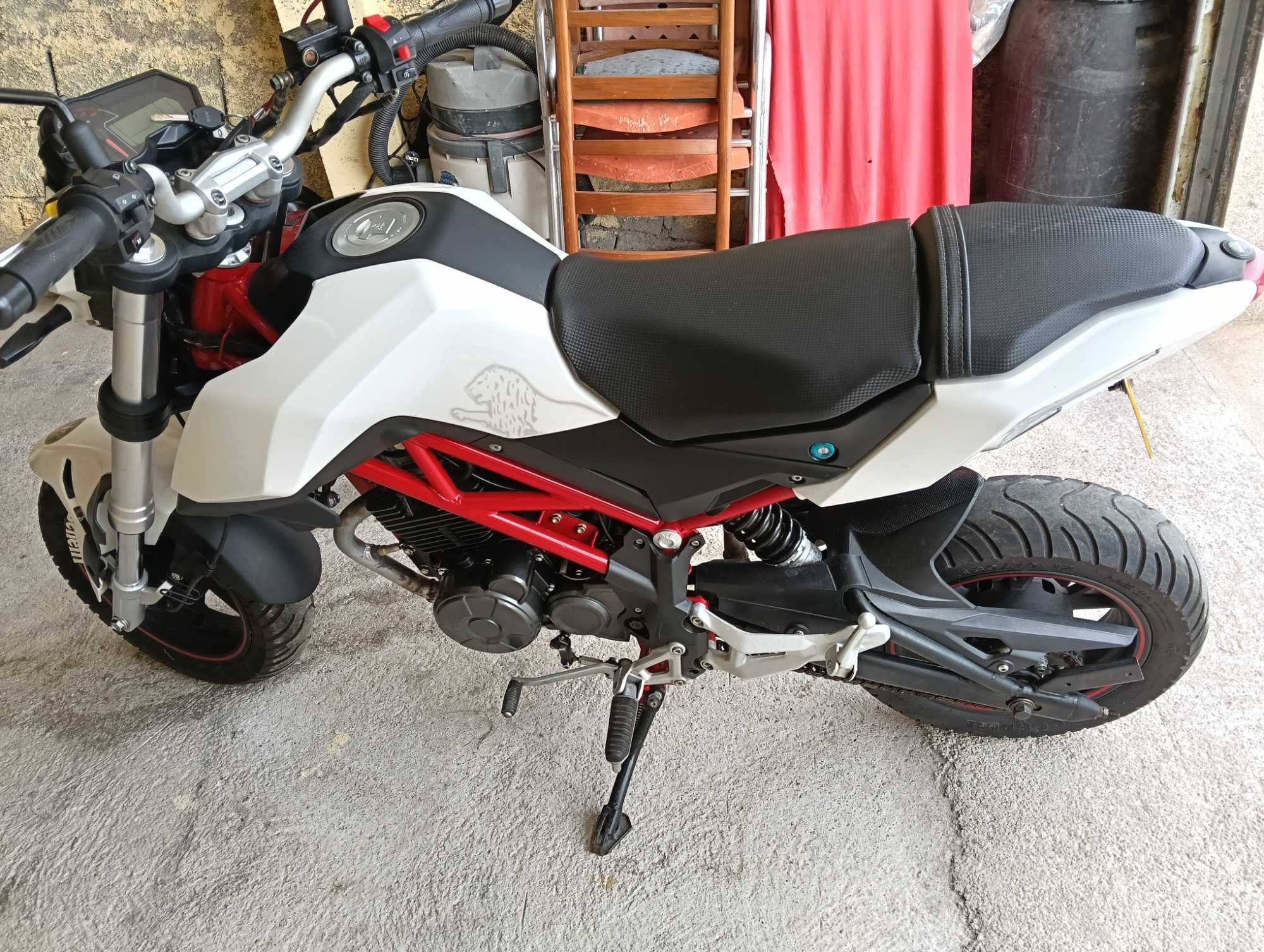 Moto 125 impecável