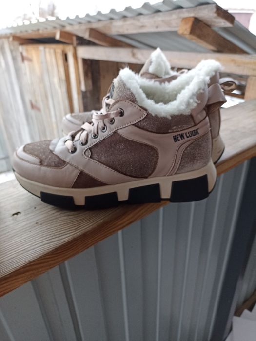 Ботінки зимові . Теплі . Зручні.