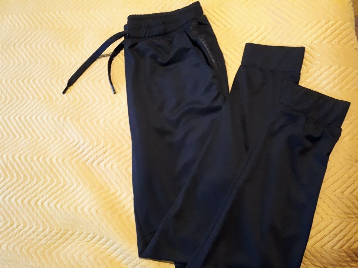 Spodnie dresowe L śliskie czarne