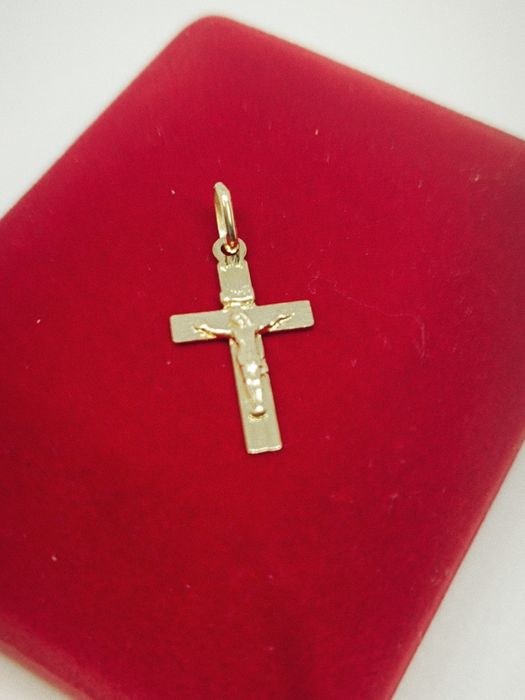 Złoty wisiorek krzyżyk z Panem Jezusem, złoto próby 585