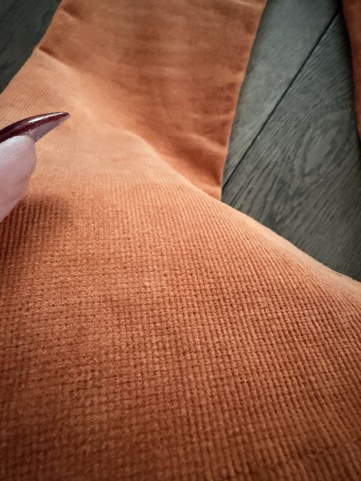 Pomarańczowe spodnie sztruksowe