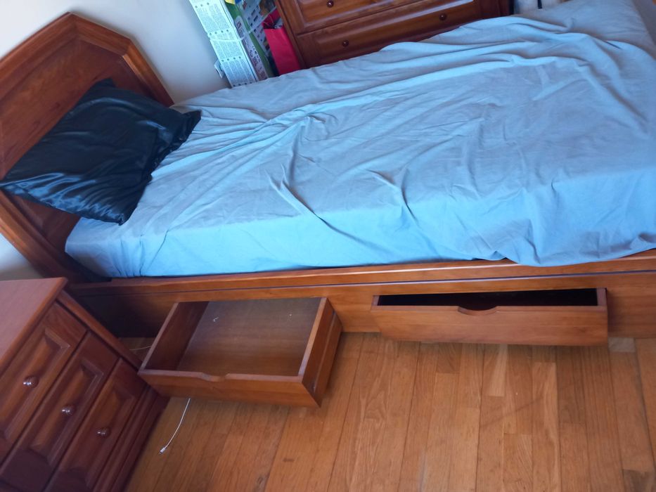 cama de solteiro e mesa de cabeceira em madeira maciça