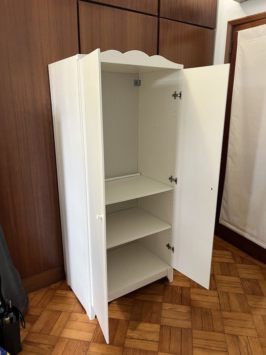 Armário branco quase em perfeito estado