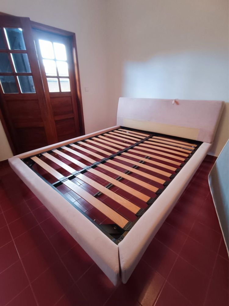 Cama casal estofada com estrado e colchão