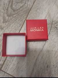 Czerwone pudełko ze złotymi napisami na biżuterię jubiler Monika