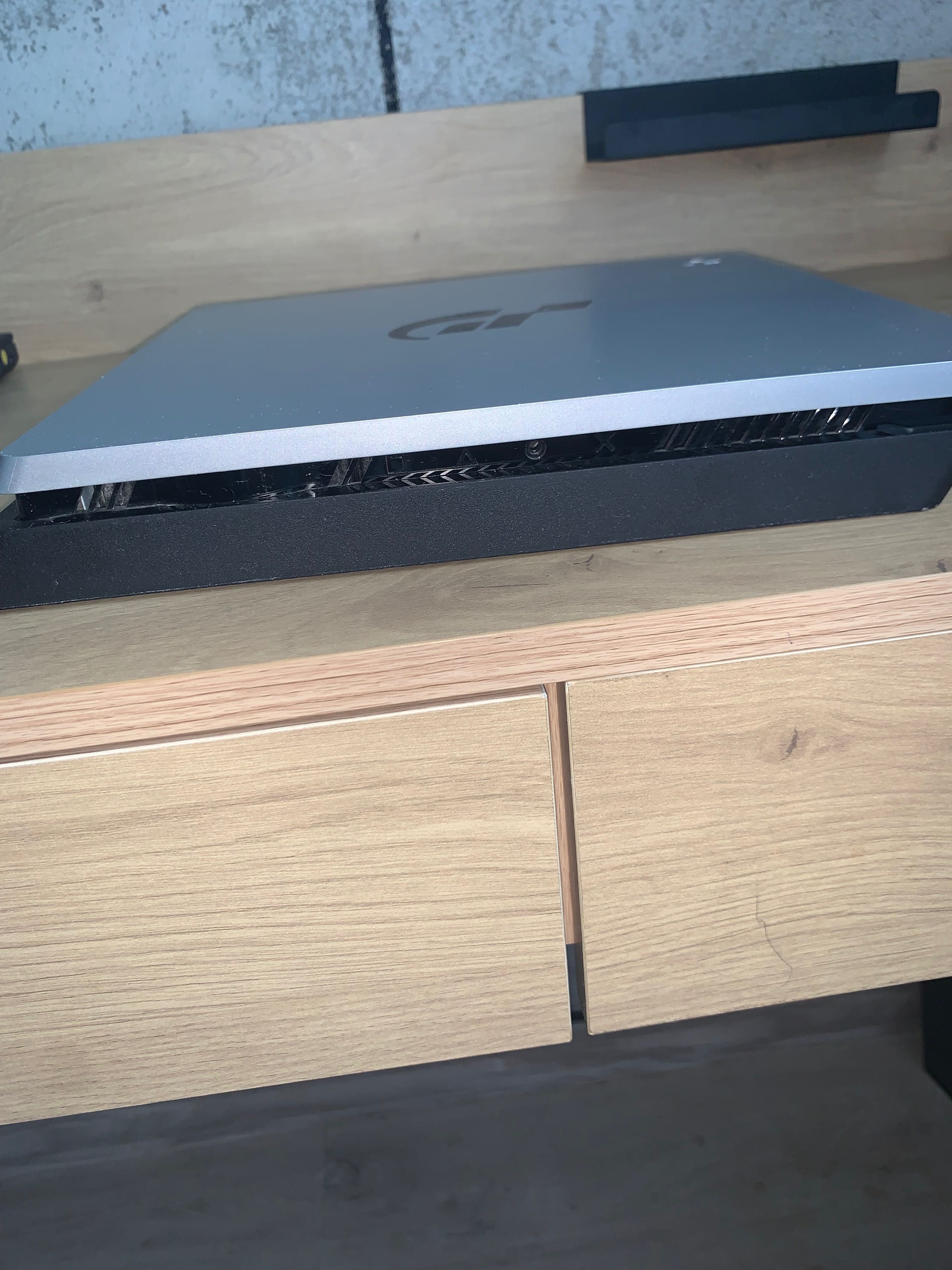 PS4 Slim 1TB GT Edition + gra + pad – stan bdb