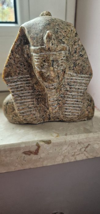 Figura faraona z kamienia