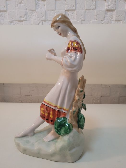 Статуэтка  Девушка с ромашкой