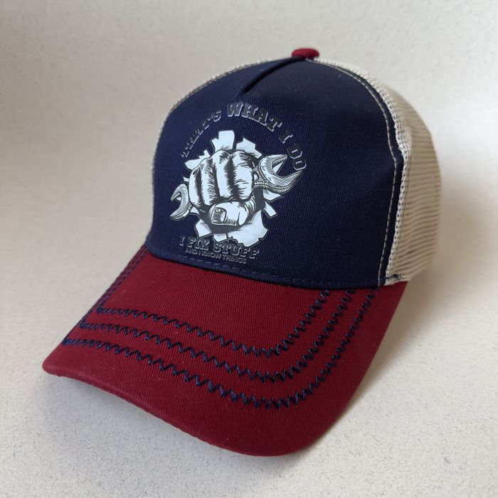 Czapka trucker granatowo-czerwona z haftem – styl vintage, nowa