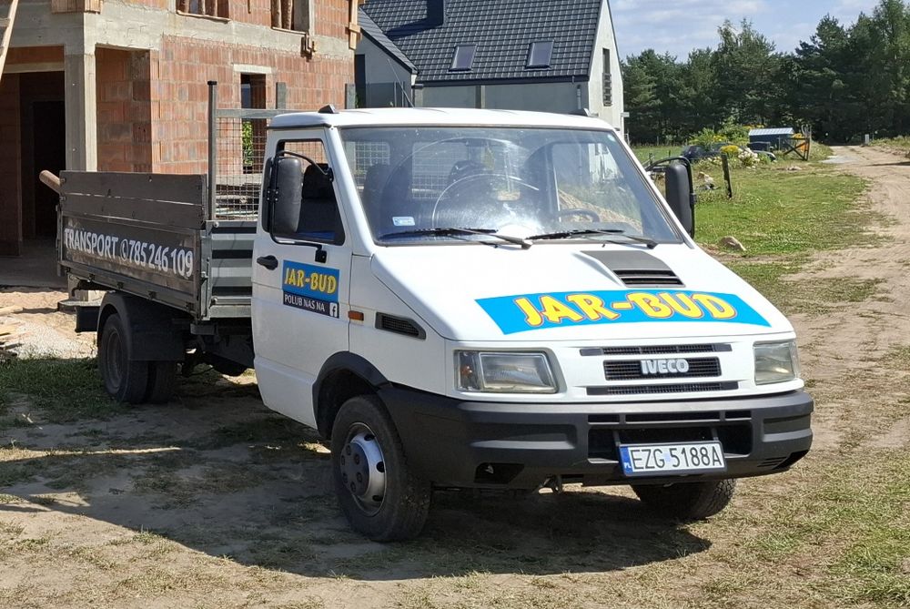 Transport wywrotką trójstronną