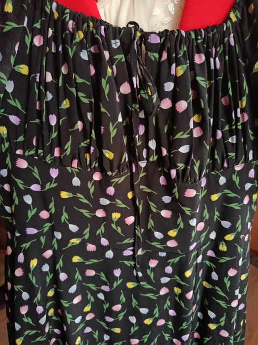 Продам літній сарафан слизька тканина.Легенький і не мнеться.