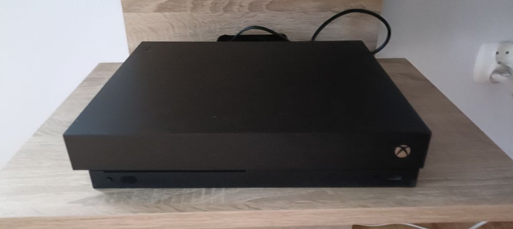 Xbox one X 1TB (1000GB) + Gry