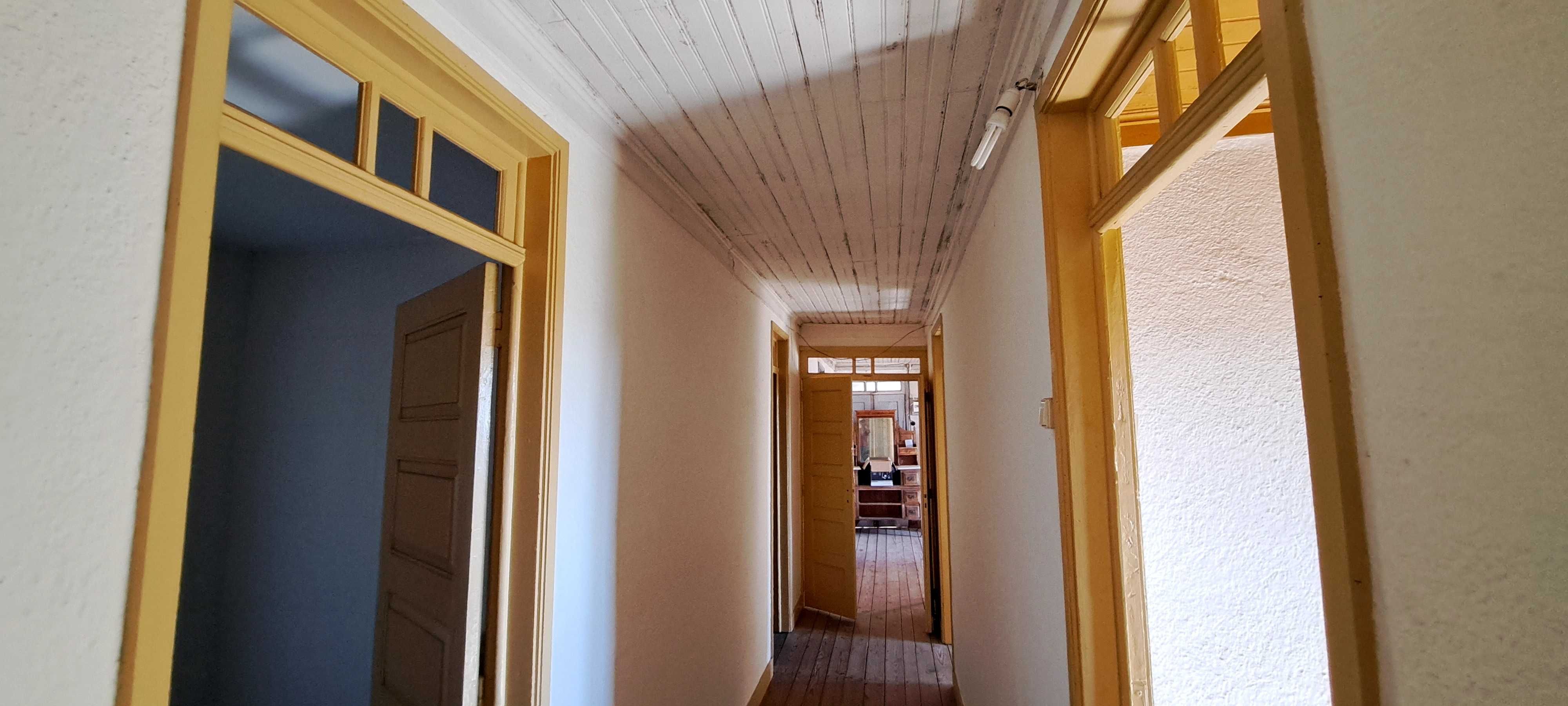 Casa em reconstrução, bem localizada na aldeia a 5 min do Sátão.