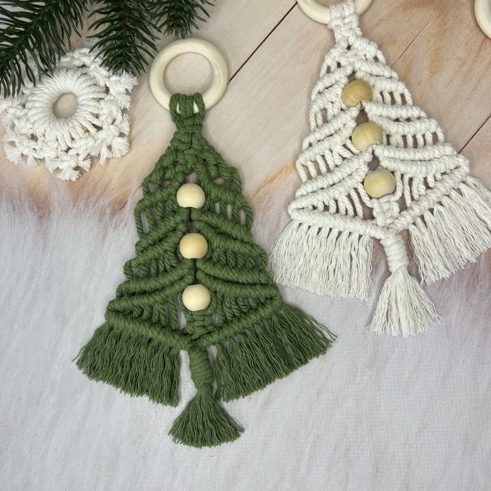 Новорічна ялинка з макраме