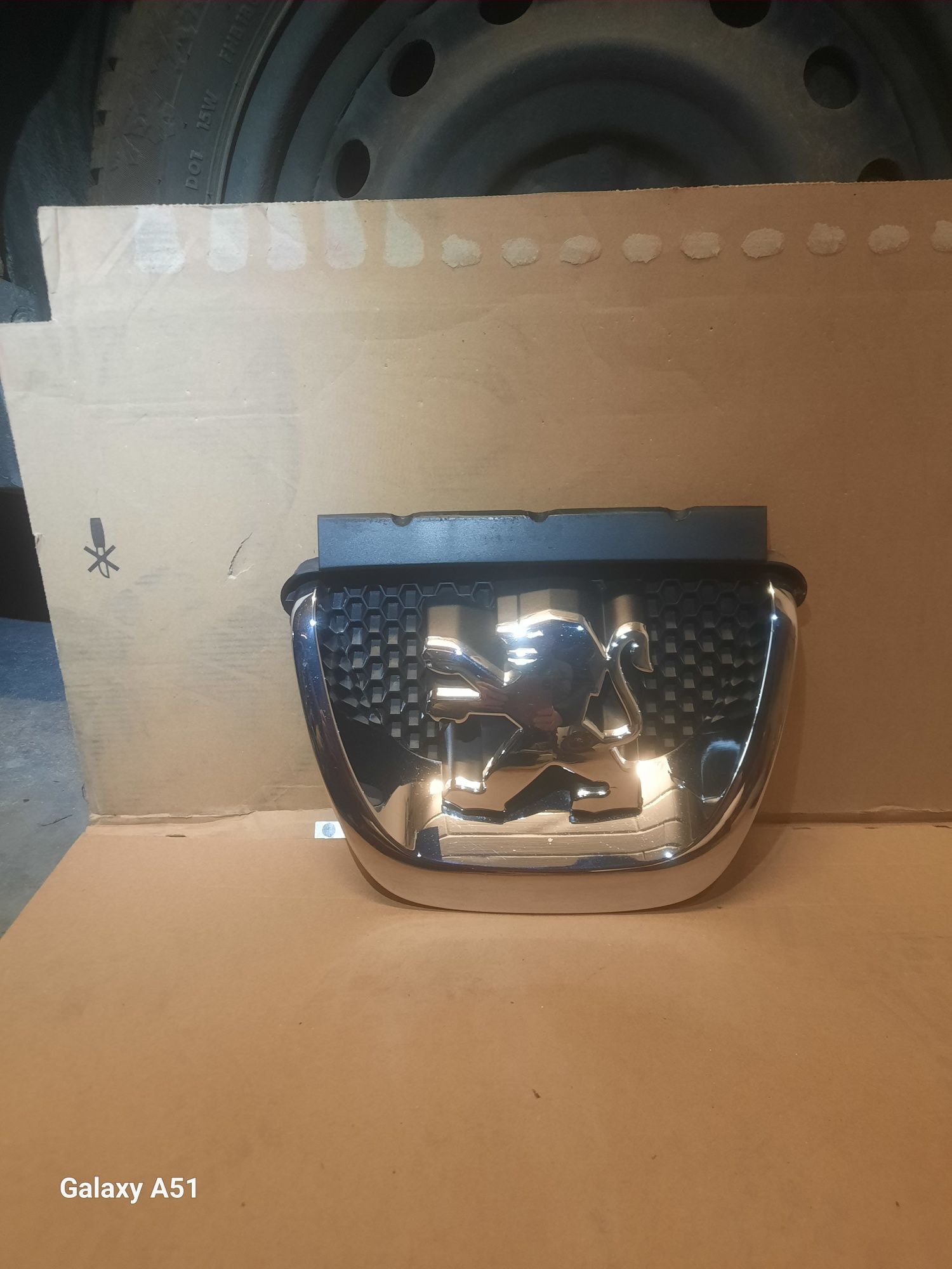 Emblemat zderzaka peugeot 308 t7