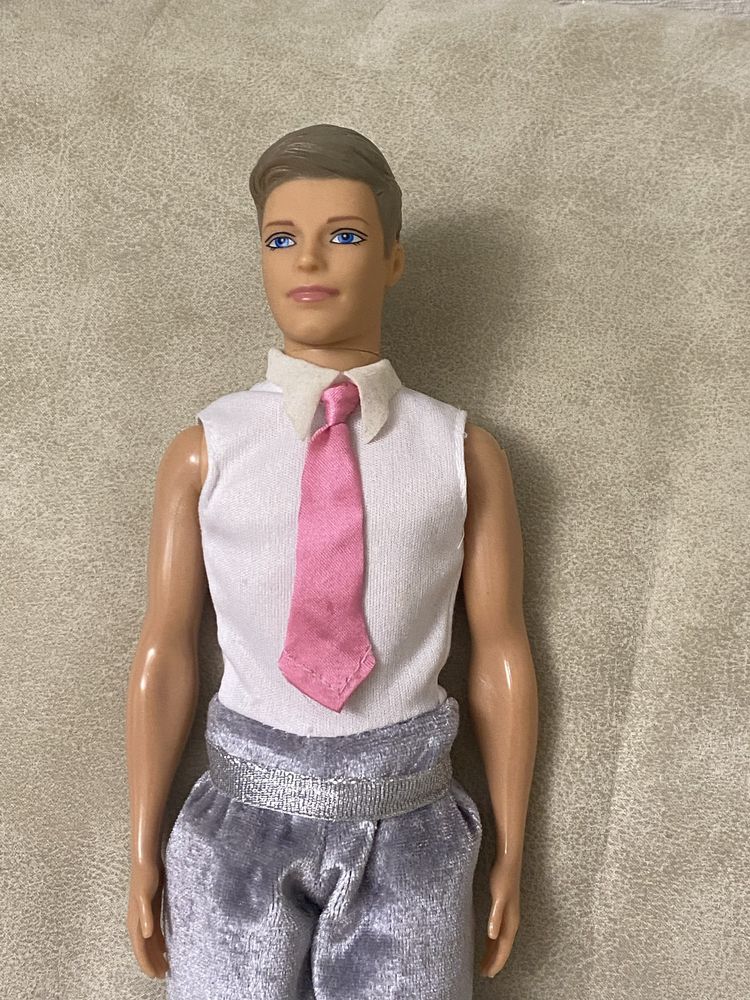 Кен лялька в костюмі
