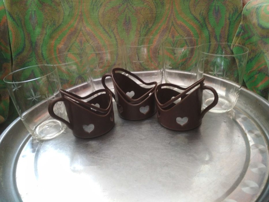 6 тонких стаканов и 3 пластиковых подстаканника